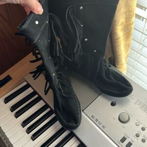 Minnetonka suede leather boots with fringe